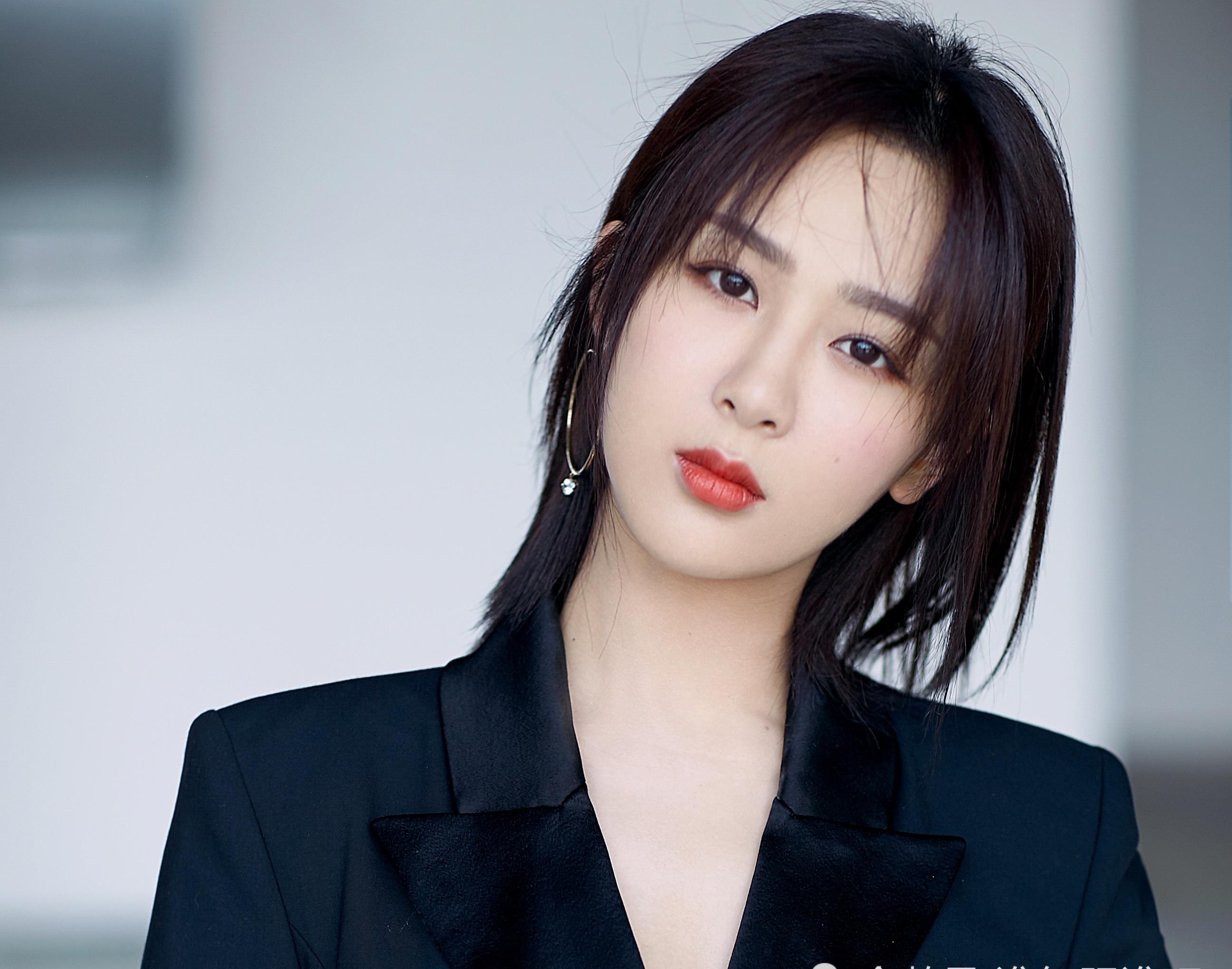 杨紫把狗口水擦到王俊凯身上,被吐槽素质低,引发粉丝开撕_黄晓明_争议