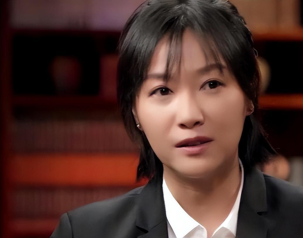 49岁的徐静蕾恋爱14年,至今未婚,为什么要浪费黄立行的青春?