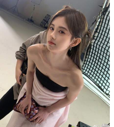 鞠婧祎晒自拍照,黑裙露香肩美腿,甜美又可人!_包括_网友_生活