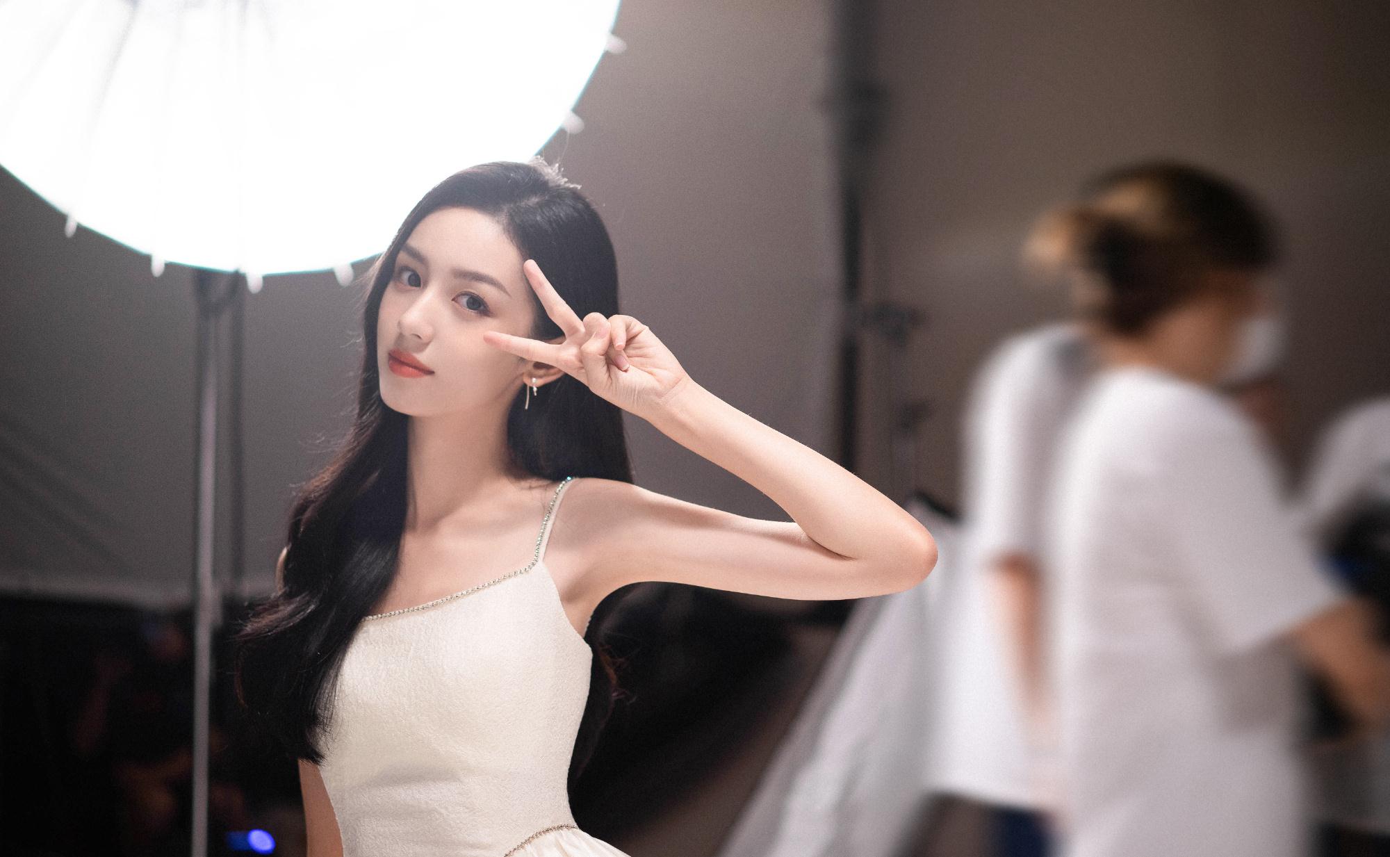 周也穿香槟色长裙拍写真,腰身纤细气质好,网友:好像