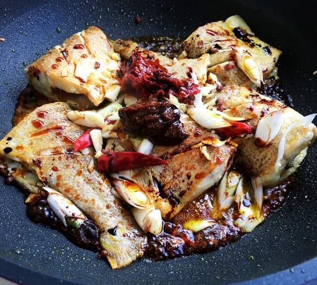 红烧白斑狗鱼,鱼肉鲜美,汤汁浓郁_花椒_豆瓣酱_马克西姆