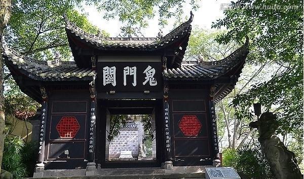 "阴曹地府"中的各种鬼神和建筑,随处可见,比如,奈河桥,无常殿,鬼门关