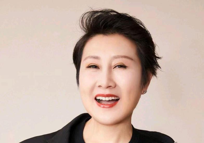 58岁张凯丽现身电视彩排,穿短裤秀细长美白腿,手上旧包三年不换_照片