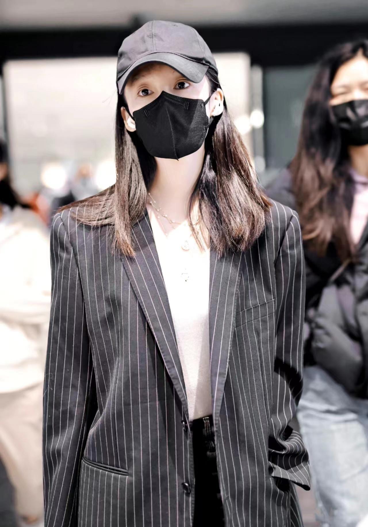 黑色的棒球帽,黑色的口罩,李沁将自己的容颜遮挡了,但还是被认出了