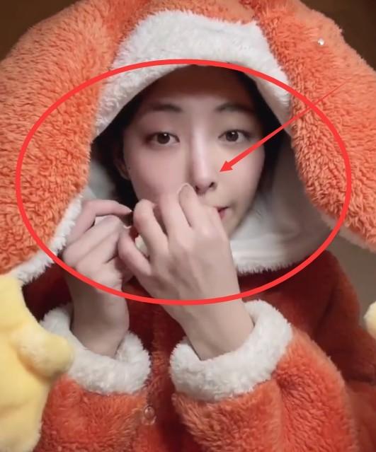 许佳琪卸妆,小心翼翼却唯独不碰鼻子,看到被压后的鼻型瞬间懂了_明星