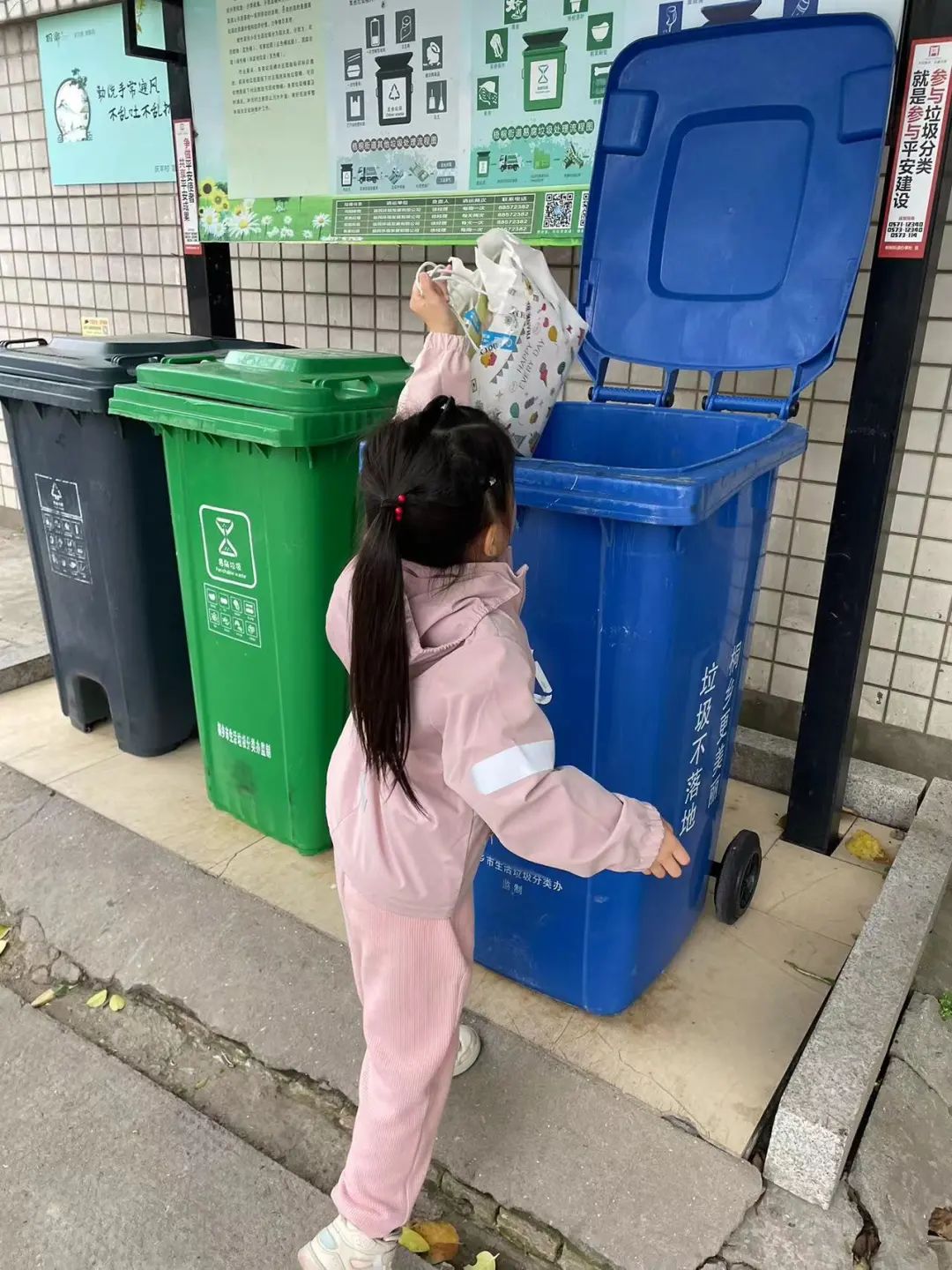 乱扔垃圾,随意丢弃垃圾的行为,给地球妈妈带来了灾难