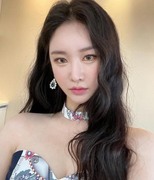 文中称,玟莹和verbal jint作为歌手和作曲家积极活动