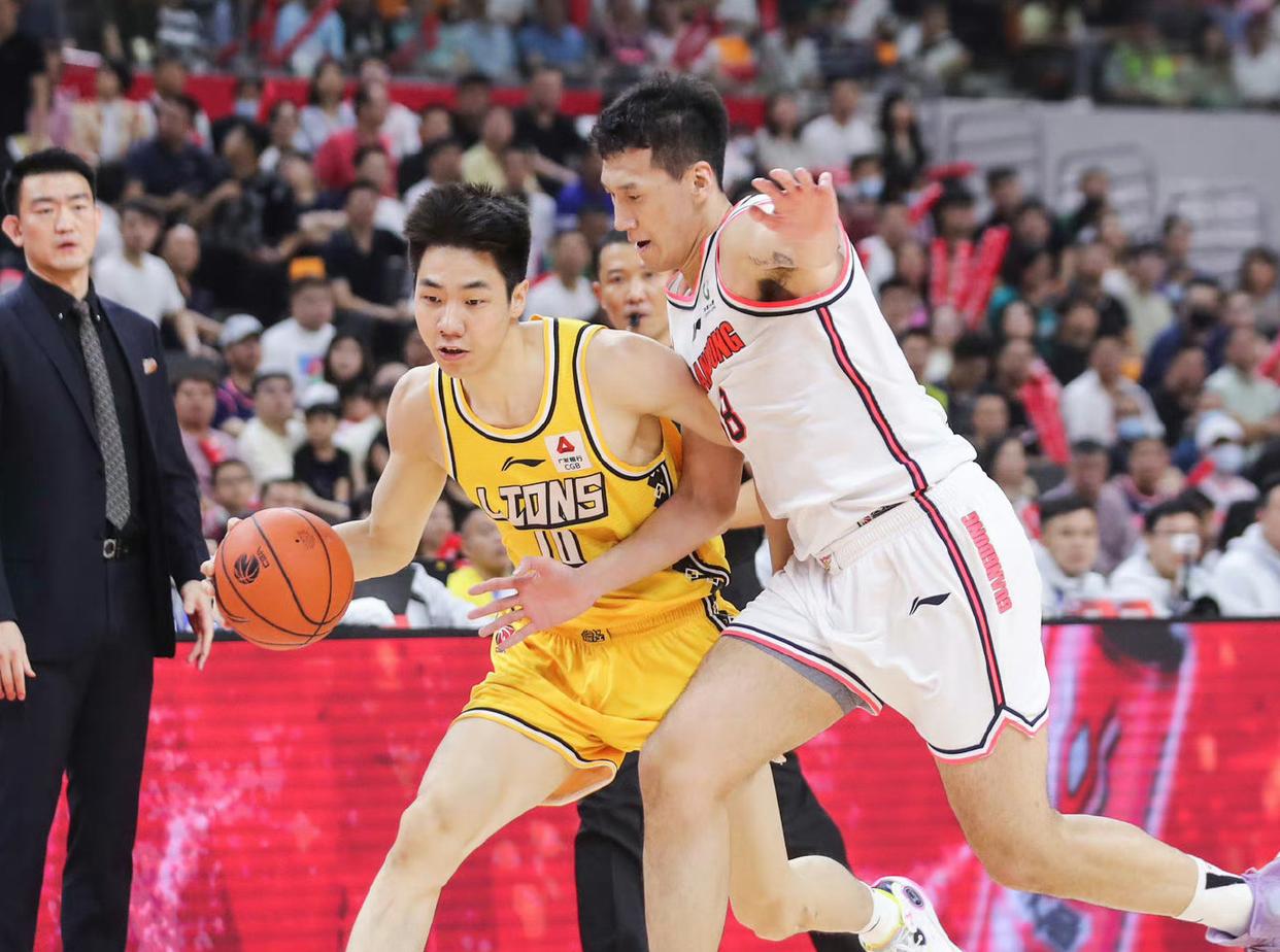 换来"胡金秋克星",签下"加强版萨林杰"?_广厦队_易建联_防守