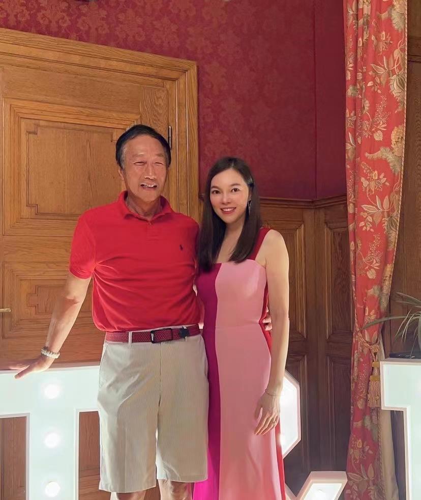 47岁富士康老板娘越活越年轻,爱穿粉色皮肤娇嫩,身材14年不变_曾馨莹