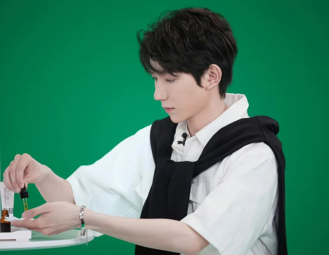 国民偶像王源出席品牌活动,每次都美得惊人,期待今天的倩碧活动_直播