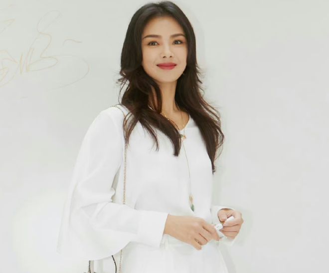 44岁刘涛颜值回春优雅减龄 被指撞脸韩素希惹争议_网友_脸部_照片