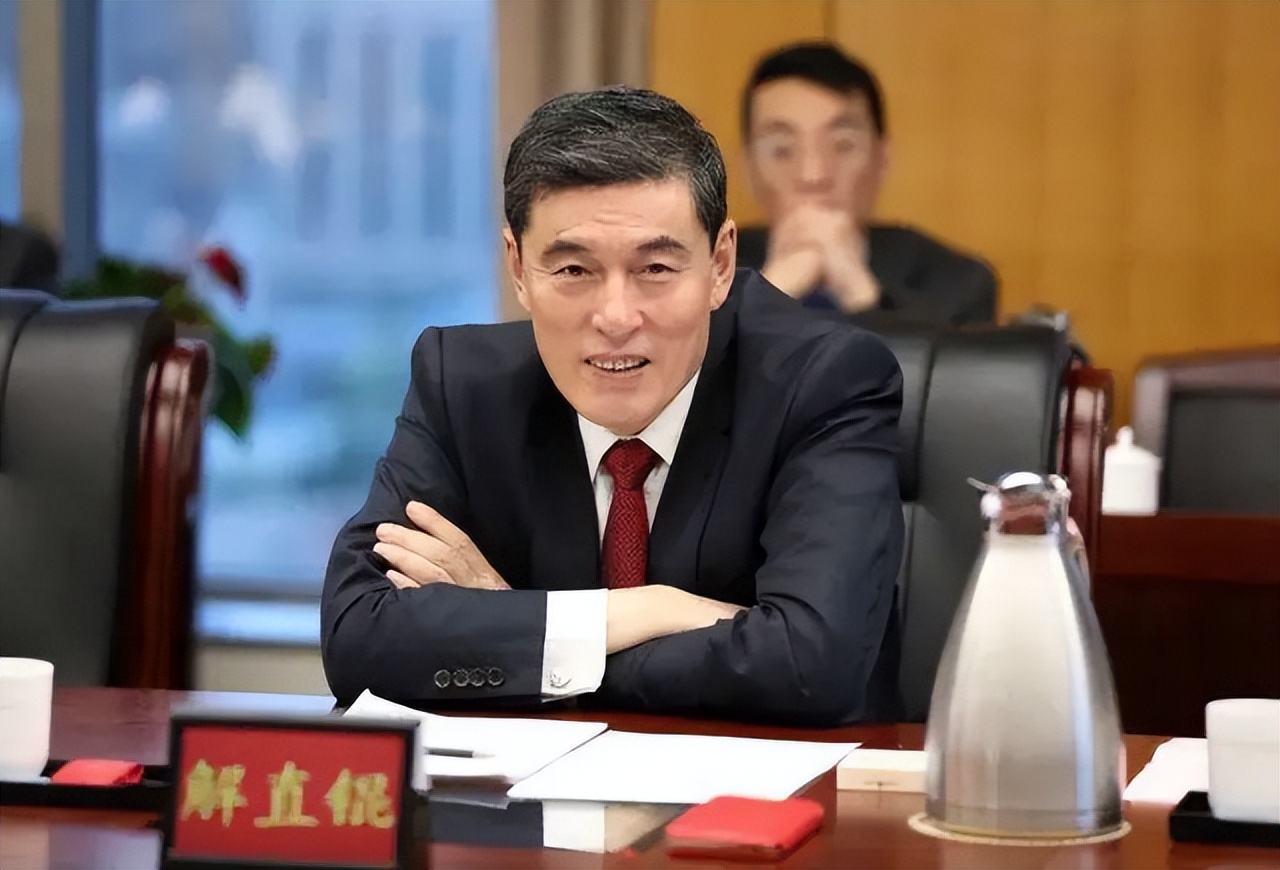 据悉,解直锟的中植集团价值万亿,他个人的资产也高达260亿,是一位妥妥
