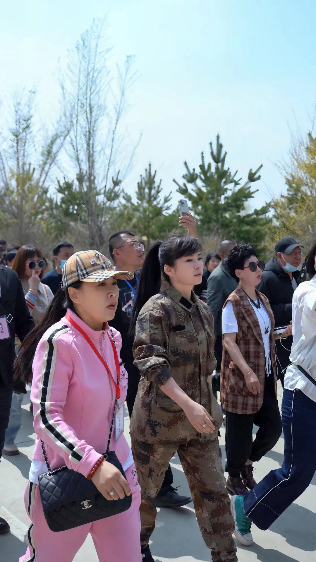 网红歌手丁红娥邀三千网友主播推介呼和浩特"精彩黄河湾"