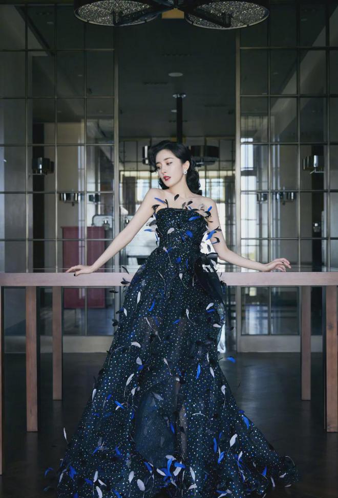 女明星红毯内卷图鉴:钟楚曦太敢穿了,复古女王艳压杨幂_出发_一身