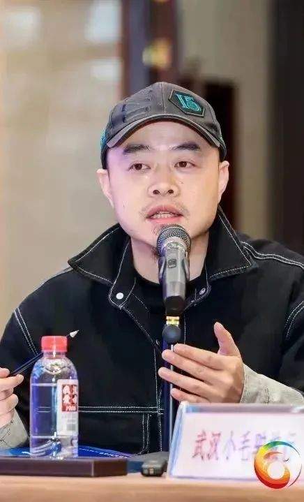 省网络直播专委会会长阮飞刚发言,他首先对网络直播协会这两年多的