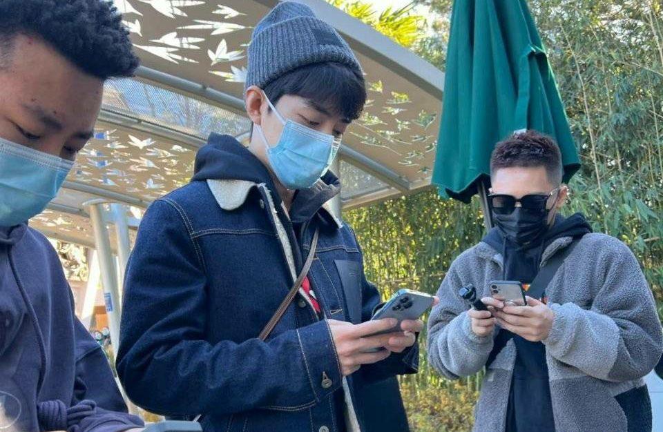 网友在环球偶遇肖战,游乐场小王子!