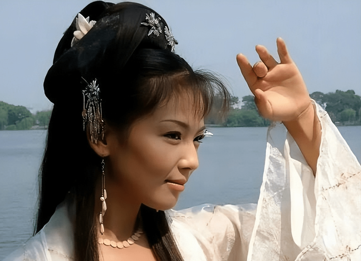 2006年,央视还改编了《白蛇传》.