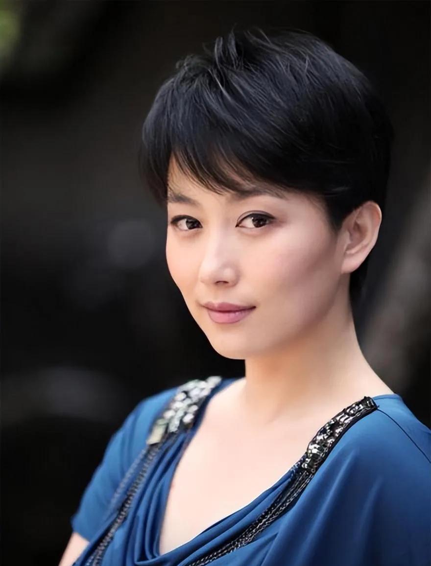 丁柳元,出道后拍摄了大量影视作品,其中最知名的就是饰演"江姐"的电影