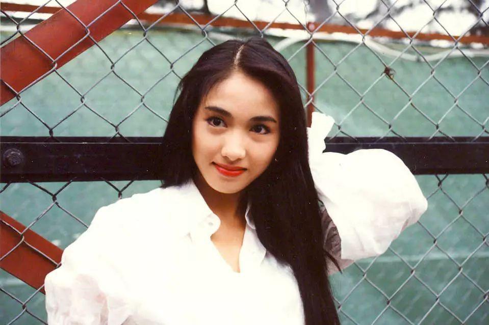 51岁黎姿晒上班照,一头大波浪显老10岁,还是黑长直适合她?