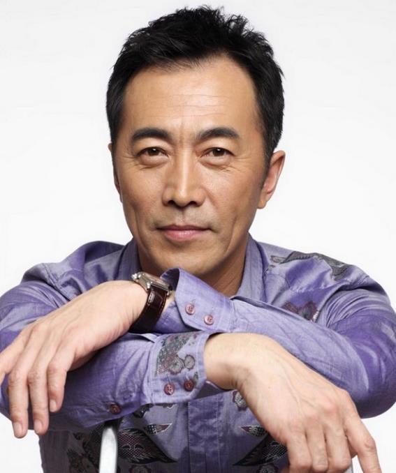 2010年,在朋友的撮合下,他认识了将要陪他度过余生的黄育莉.