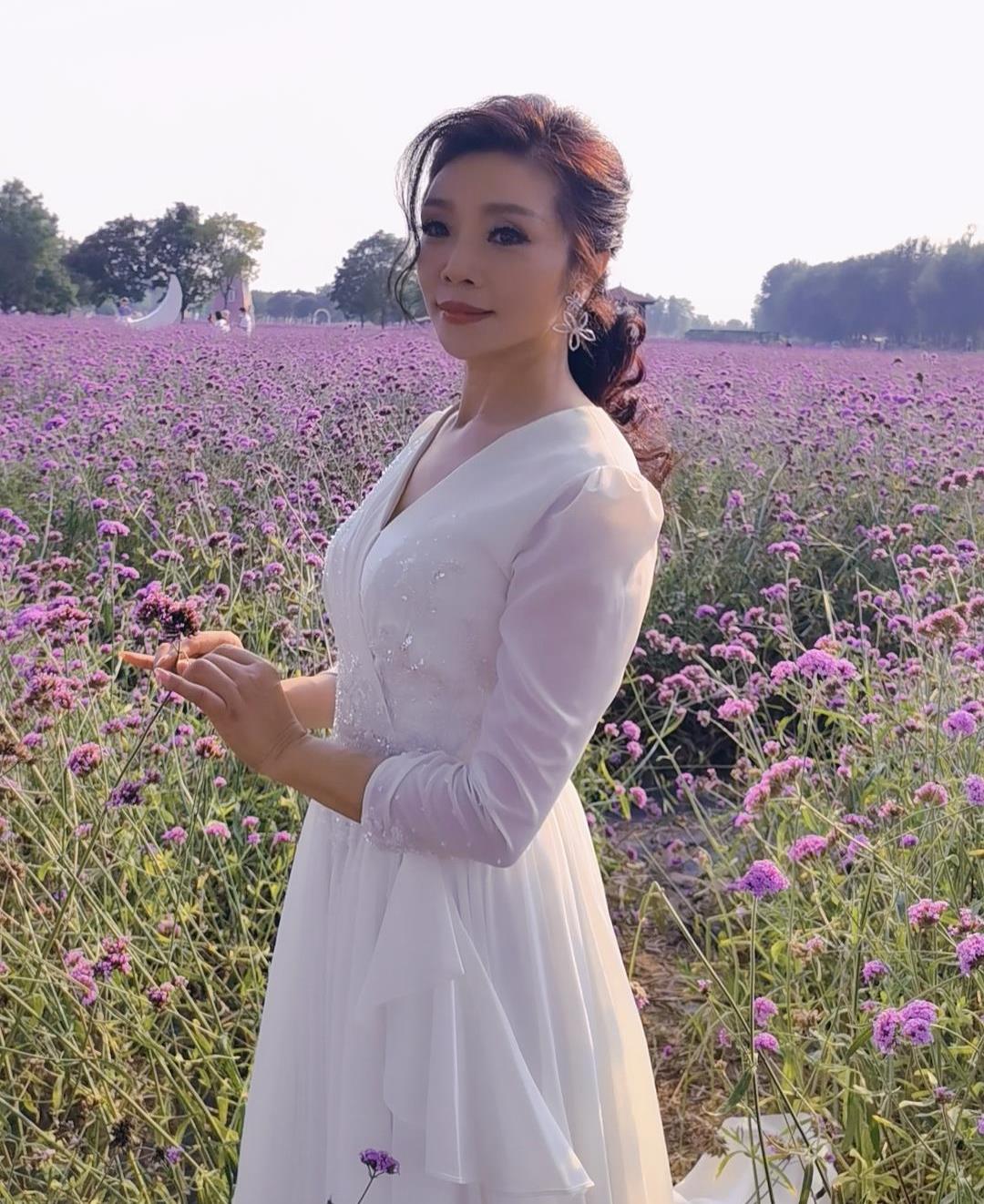 57岁李丹阳近照似冻龄,穿收腰裙凹凸有致,至今未婚没孩子成遗憾_生活