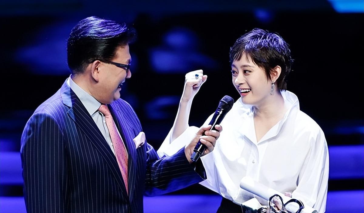 反观孙俪参加一些颁奖典礼或者是晚会都是一些慈善晚会和实力派颁奖
