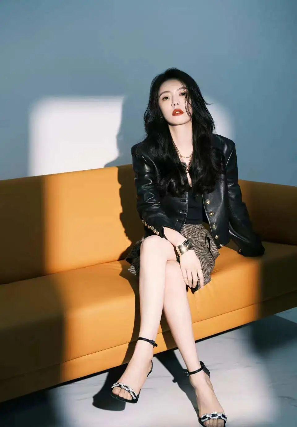 图源:工作室官博秦海璐好久没在红榜露面的秦海璐,终于带着新的造型来