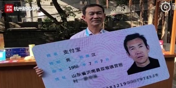 最“抠门”爸爸给女儿起名字：姓+名总共才三笔，没有一笔是弯的