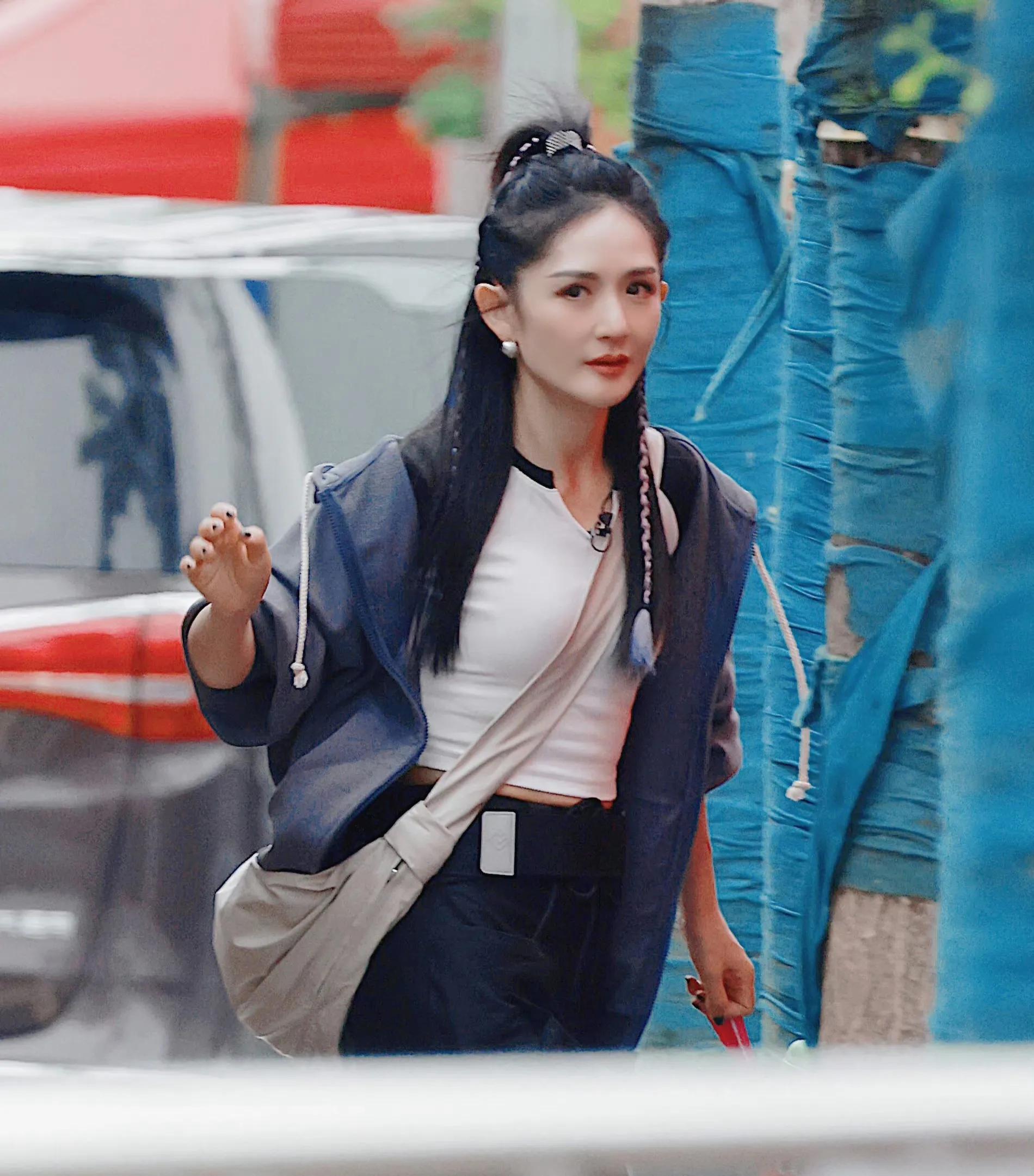 谢娜在机场回应助理打手机,被粉丝亲切喊大姐,大方让拍现场扶人!