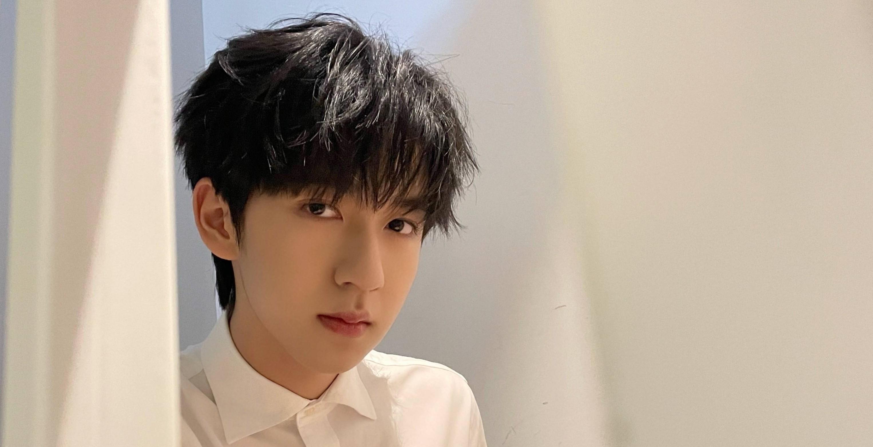 还有三个多月成年的贺峻霖,他好像知道自己露额头会很帅气_时代_同学