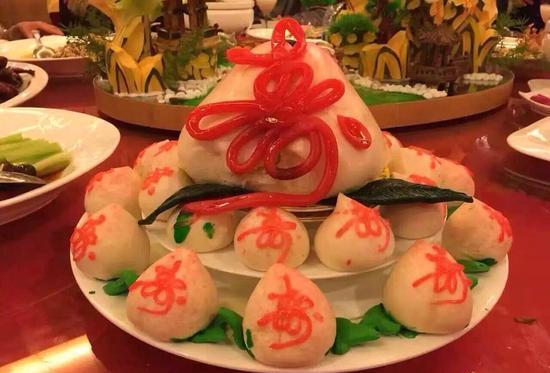 的生日礼物,李强忙活了整整一周,还给父亲定了一个非常大气的双层蛋糕