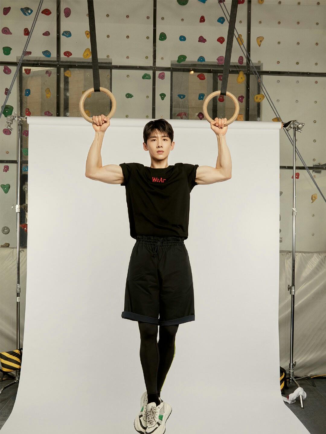 白敬亭参加央视毕业季新活动,穿白t恤露脸,粉丝却不习惯_自拍_时候