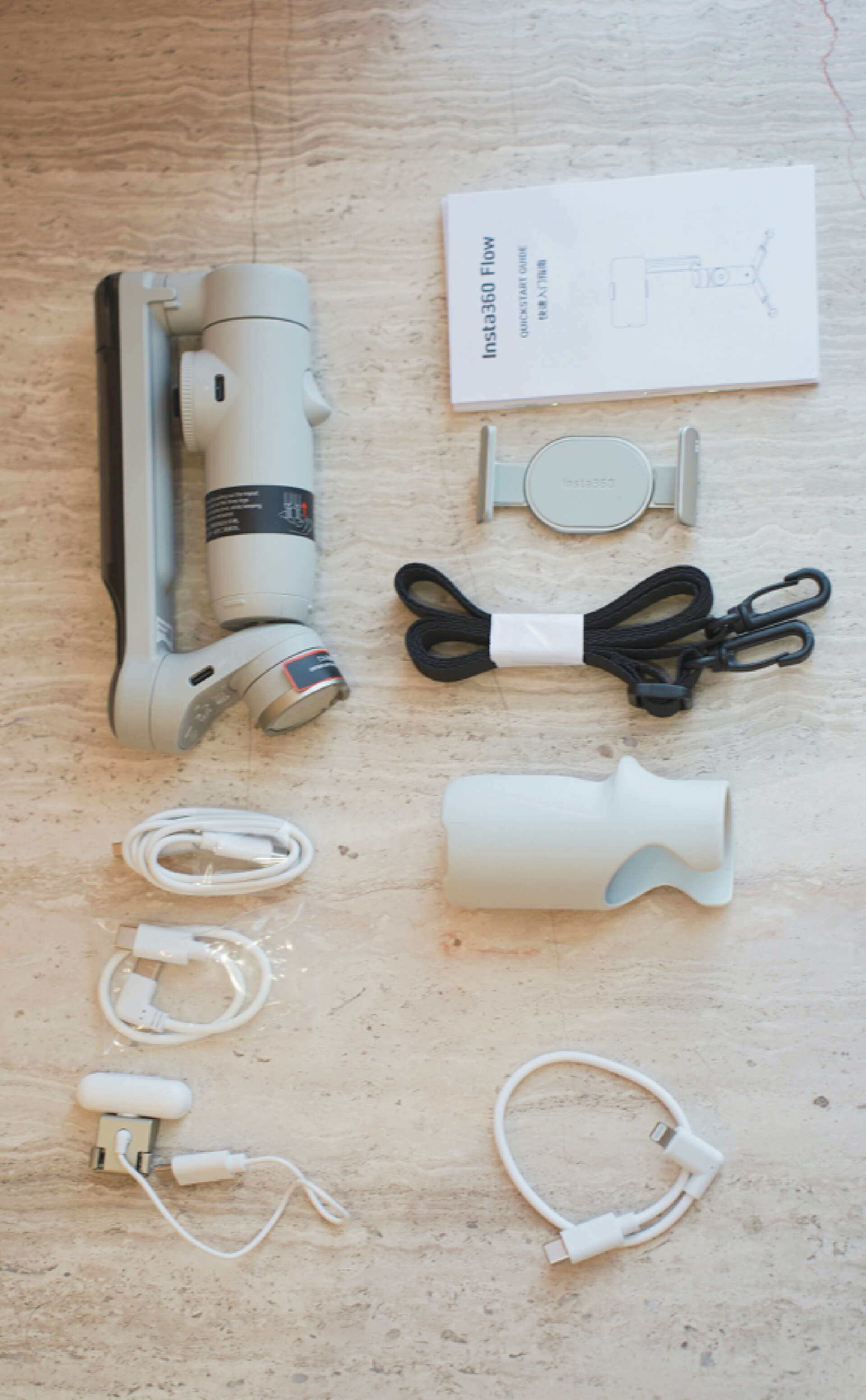 而配件方面insta360也丝毫不含糊不仅附赠的有收纳