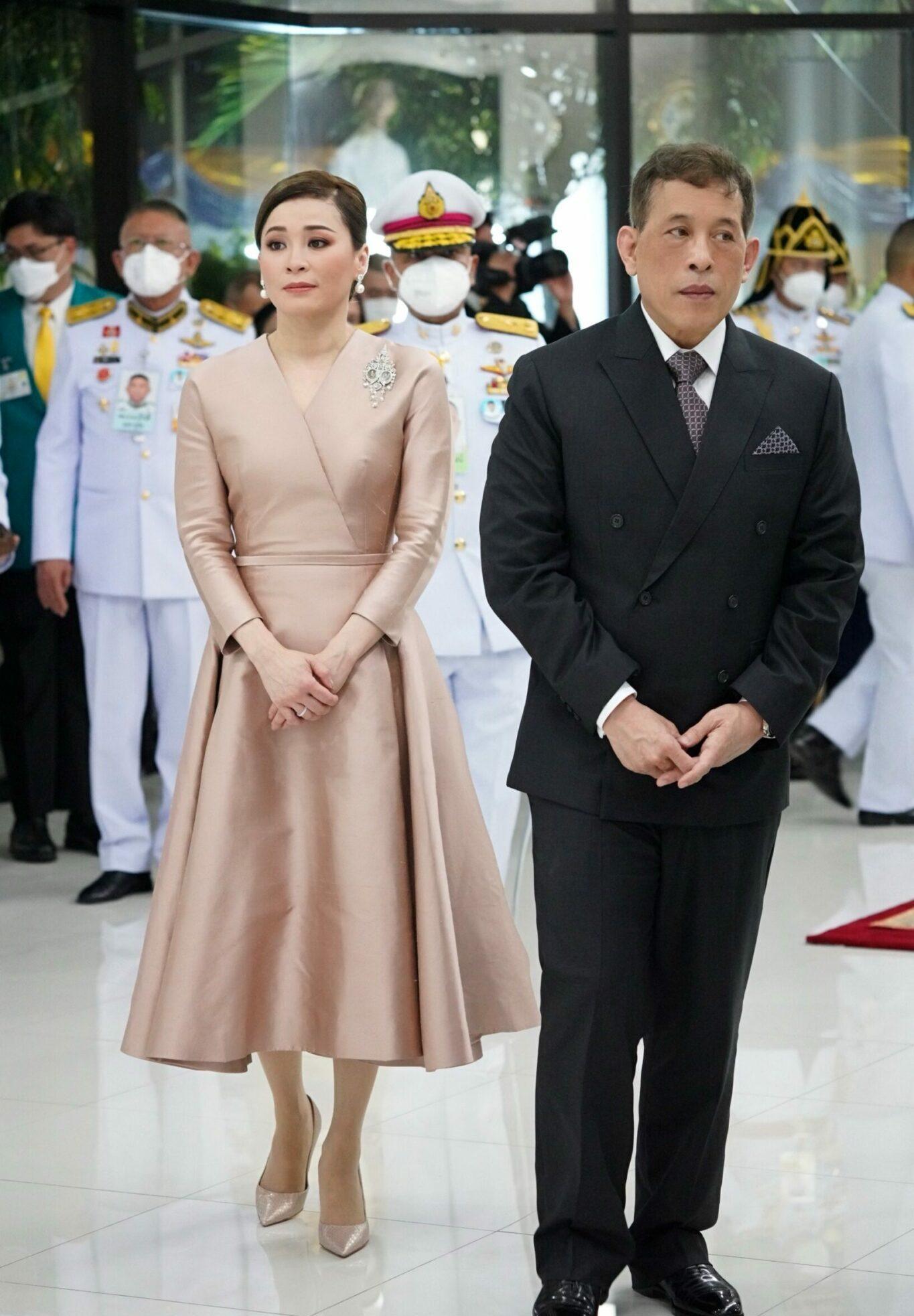 泰王后苏提达穿淡金色伞裙,还挑染了金棕色发色,远看有些老气_连衣裙