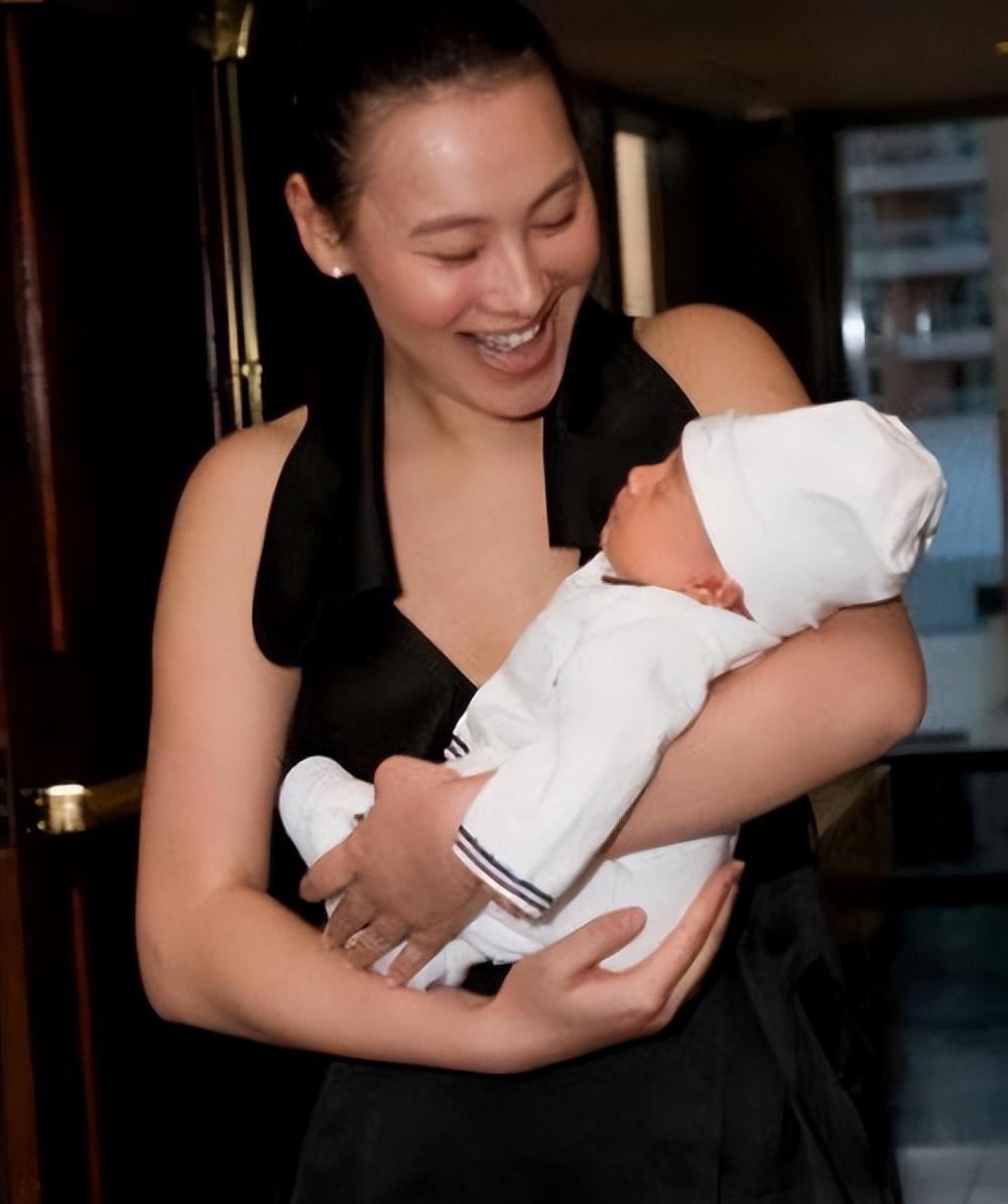 梁洛施:与相差21岁的李泽楷相恋,为他两年生三子,后被"抛弃"_李嘉诚