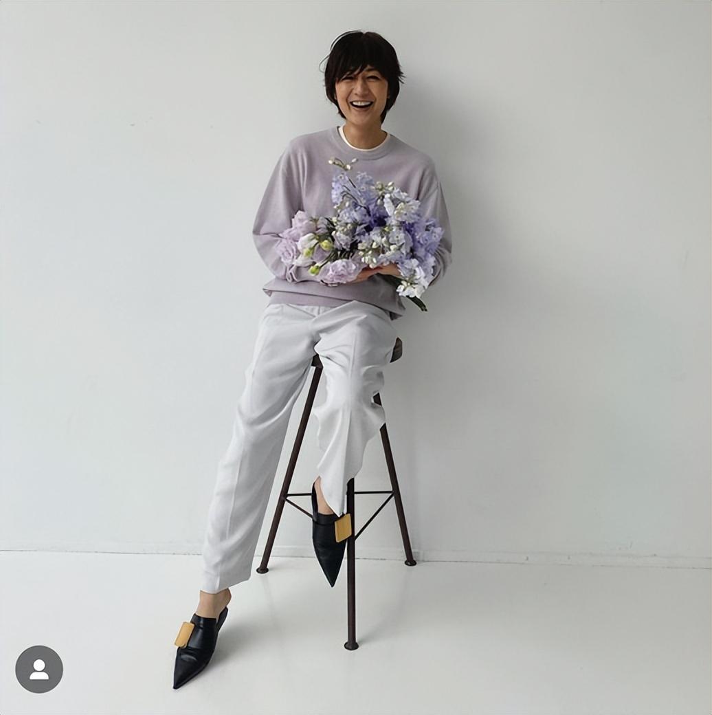 53岁富冈佳子堪称中年穿搭典范,穿搭看似普通简单,但高级气质_白色