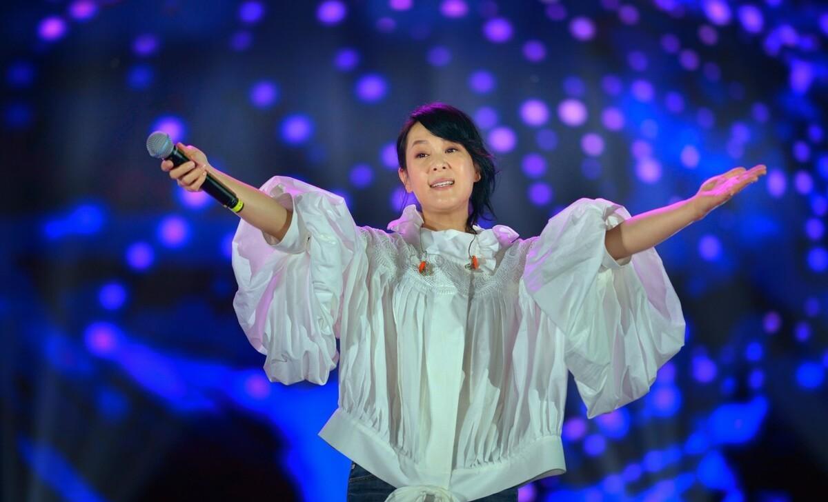 从出道到现在,刘若英已经举办了100多场演唱会,吸引了众多粉丝.