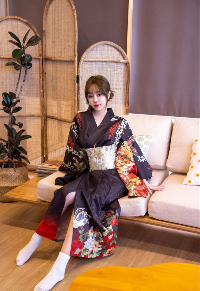 深色日式和服和来辣妹装,丰腴姿态婀娜妩媚._爱情_日子_事情