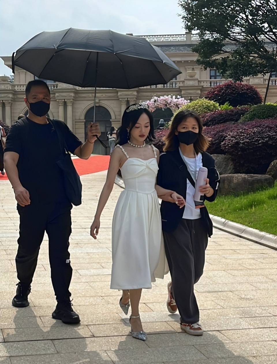 原创张韶涵架子真大,穿公主服出行,女助理搀扶走路,男保镖撑伞遮阳