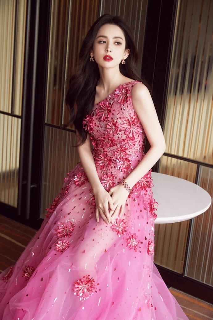 在第一套造型中,古力娜扎身穿一袭红色露肩裙,时尚迷人,令