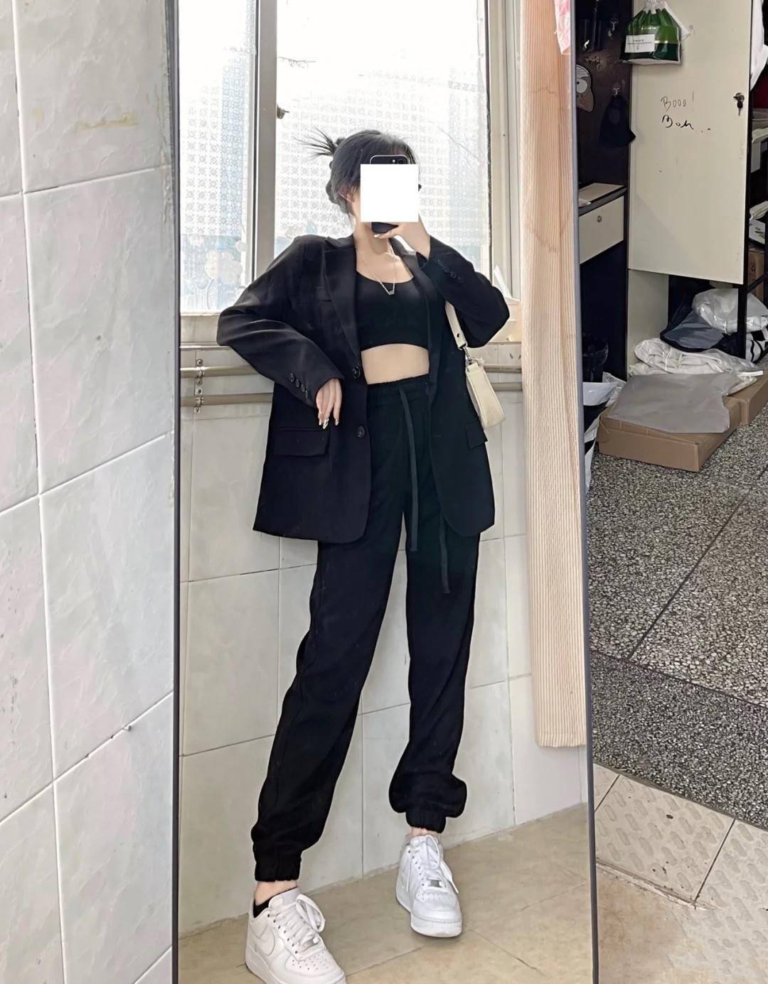 "西装 卫裤"=2021年春天最in混搭,时髦显瘦又显气质