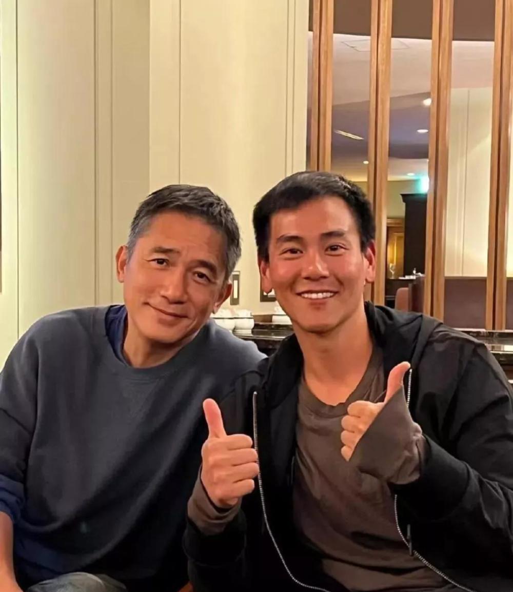 41岁的彭于晏在台湾街头遛狗,他可以自己处理狗屎,他就是这么接地气