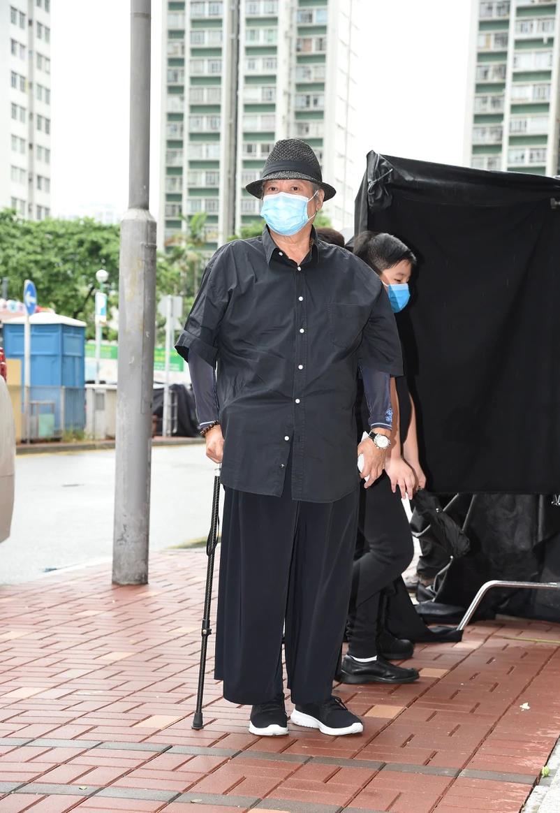 洪金宝现身告别陈木胜导演,肚子不见了,身材缩水连衣都穿不上_郭富城