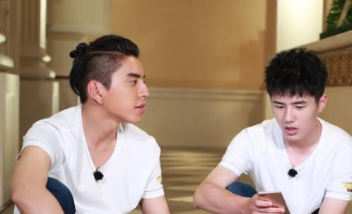 刘昊然在某次综艺节目上透漏自己曾经被王大陆狠狠地恶搞过一顿,要不