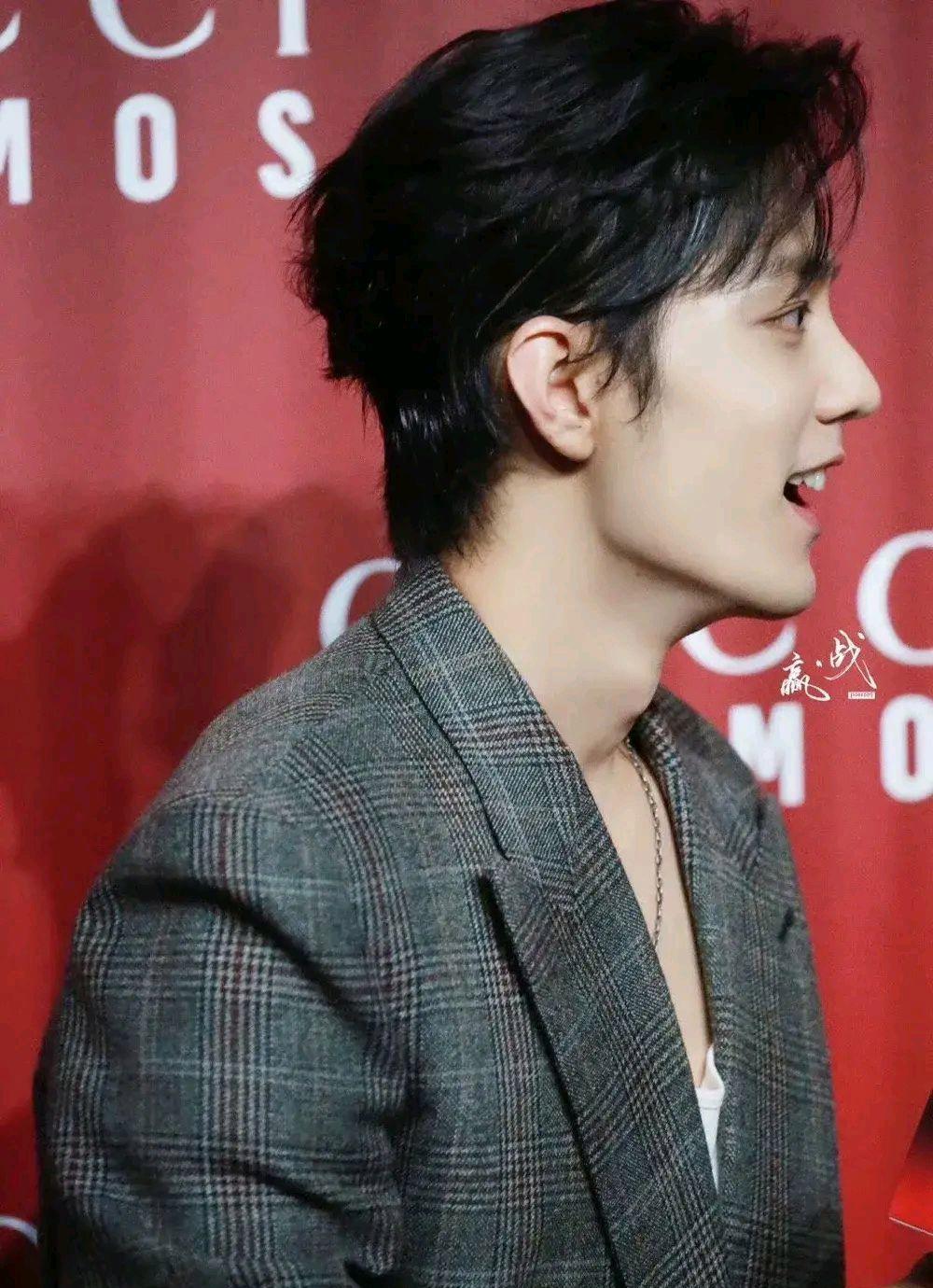 肖战的五官不是很光滑吗?原来是黑粉故意用p的图来迷惑大众!