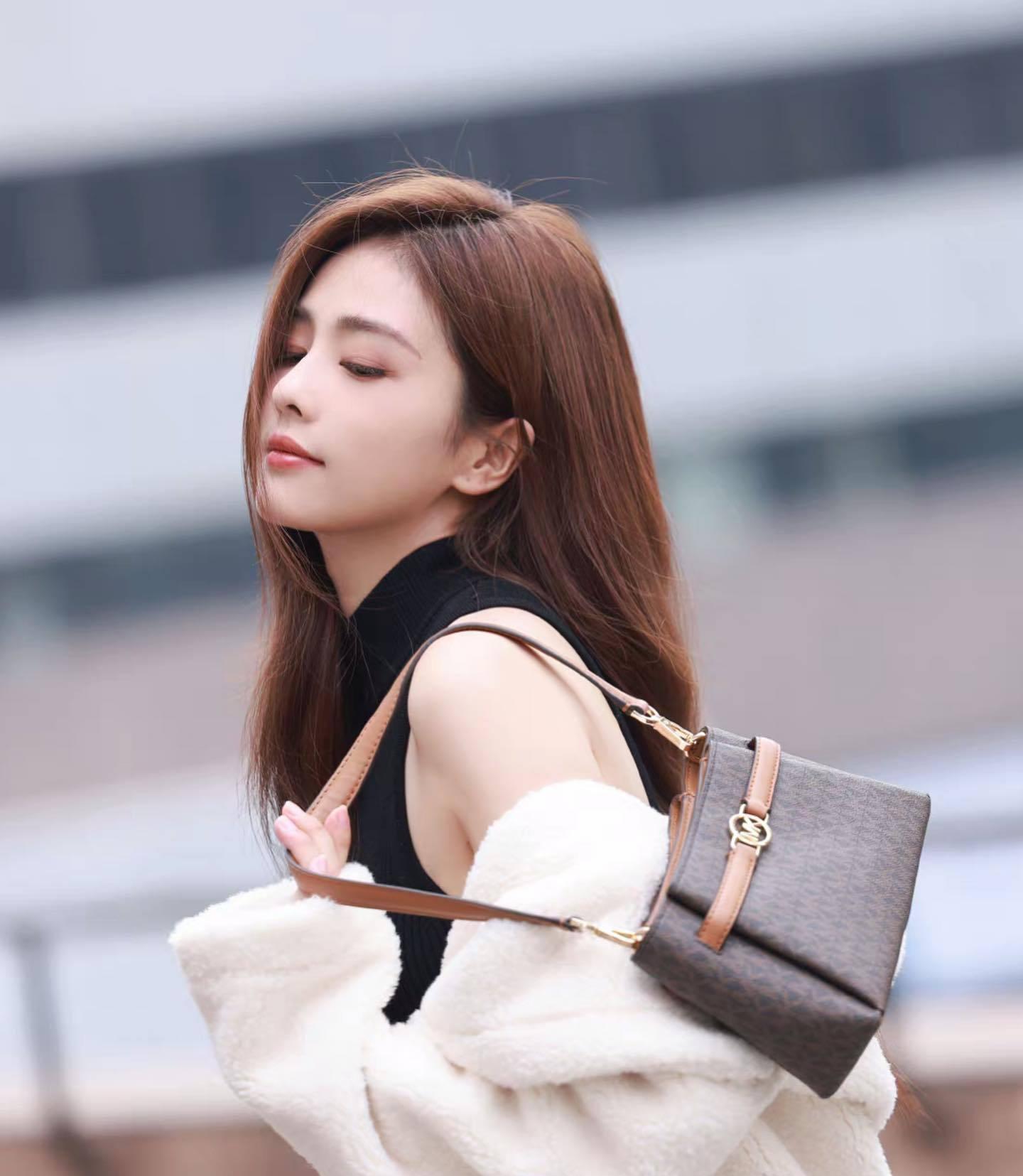 白鹿白色大衣唯美随拍惊艳到了你没有?_感觉_直角_皮肤