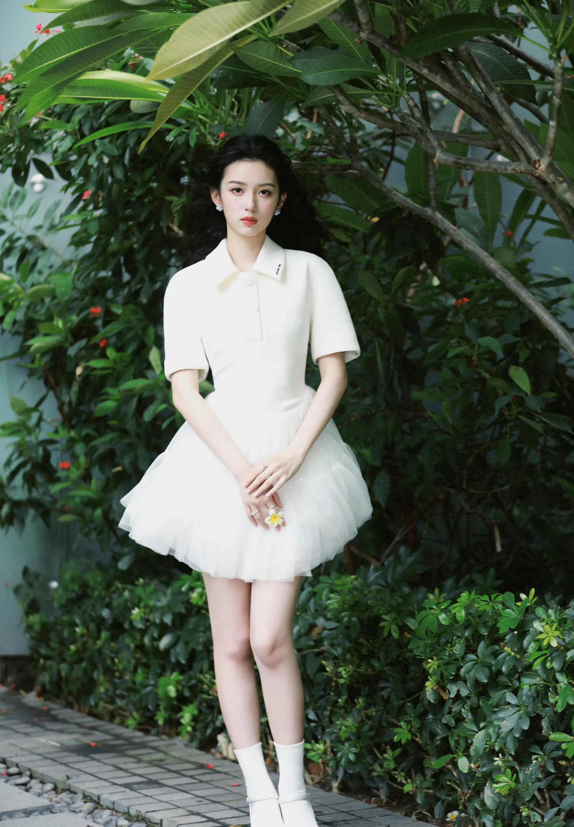 周也白裙少女造型仿佛自带花香_白色_眼睛_长发