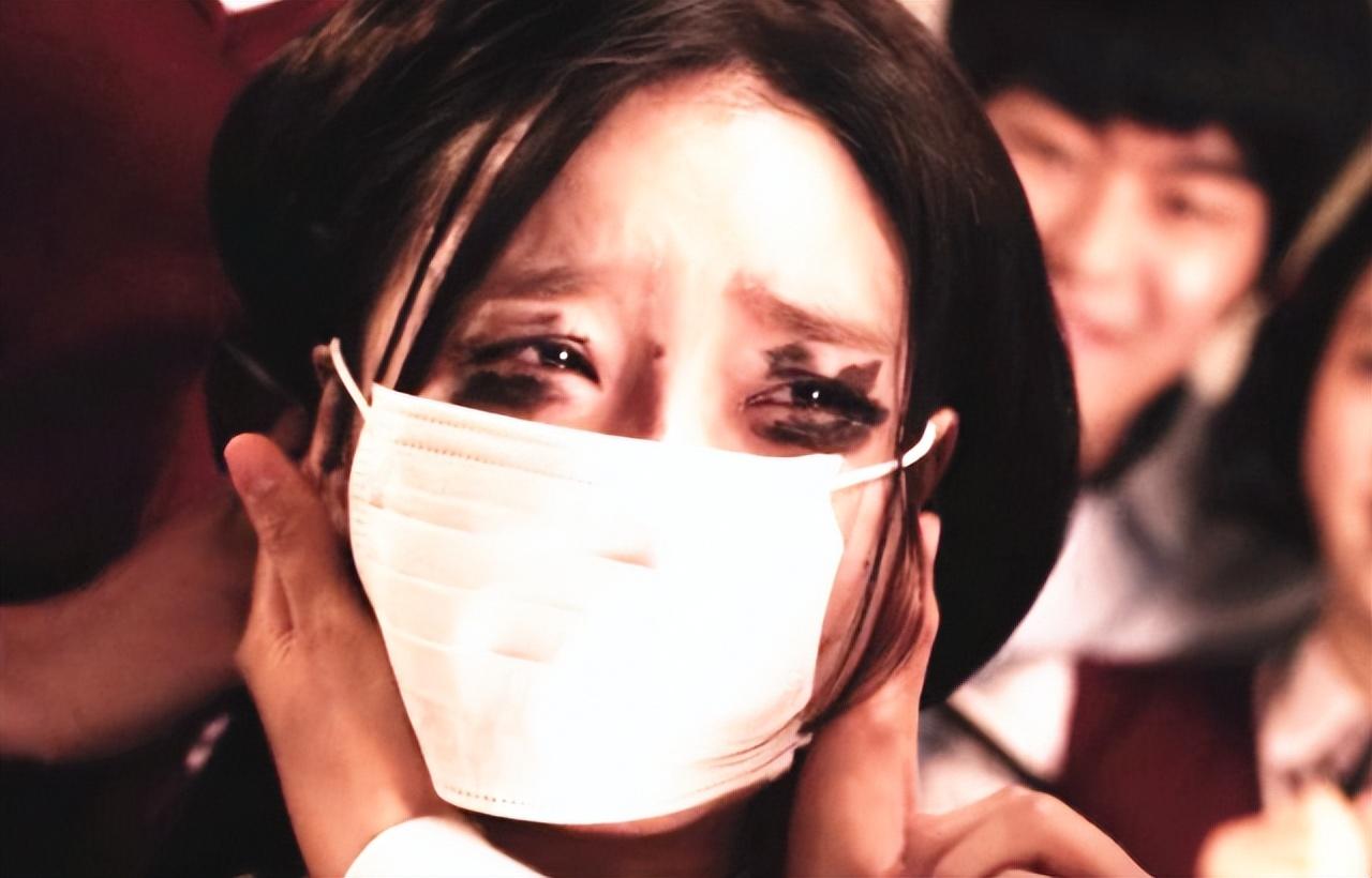 杨玉菡听见了后,扭着手腕走了过去,开始对刘怡然动手动脚,此时的