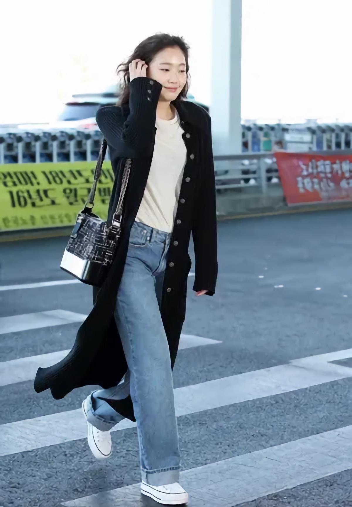 金高银长得不算惊艳,但简约的穿搭尽显气质,清冷又透着高级感_牛仔裤