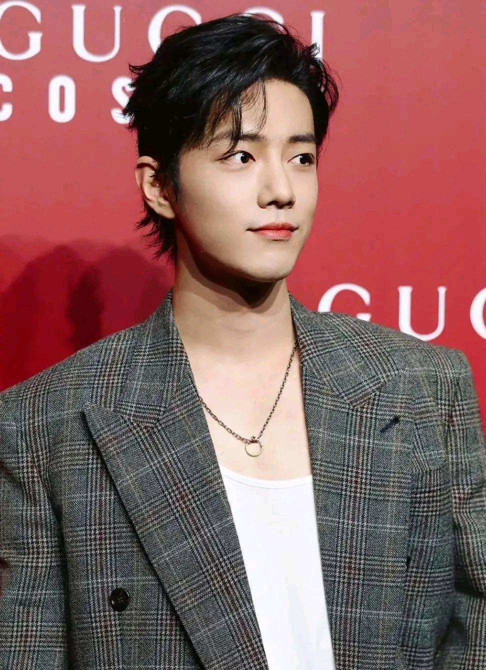 肖战的五官不是很光滑吗?原来是黑粉故意用p的图来迷惑大众!